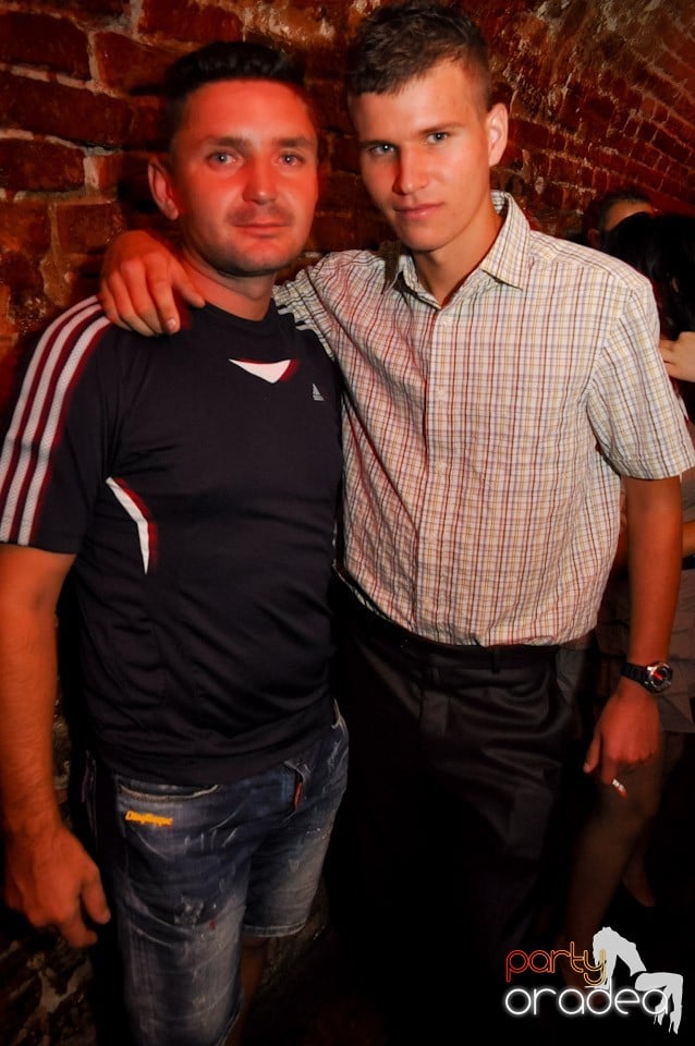 Sâmbătă noaptea în Club Escape,