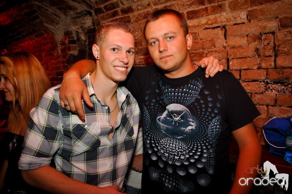 Sâmbătă noaptea în Club Escape,