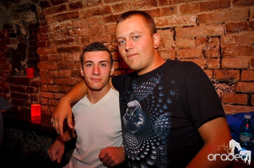 Sâmbătă noaptea în Club Escape,