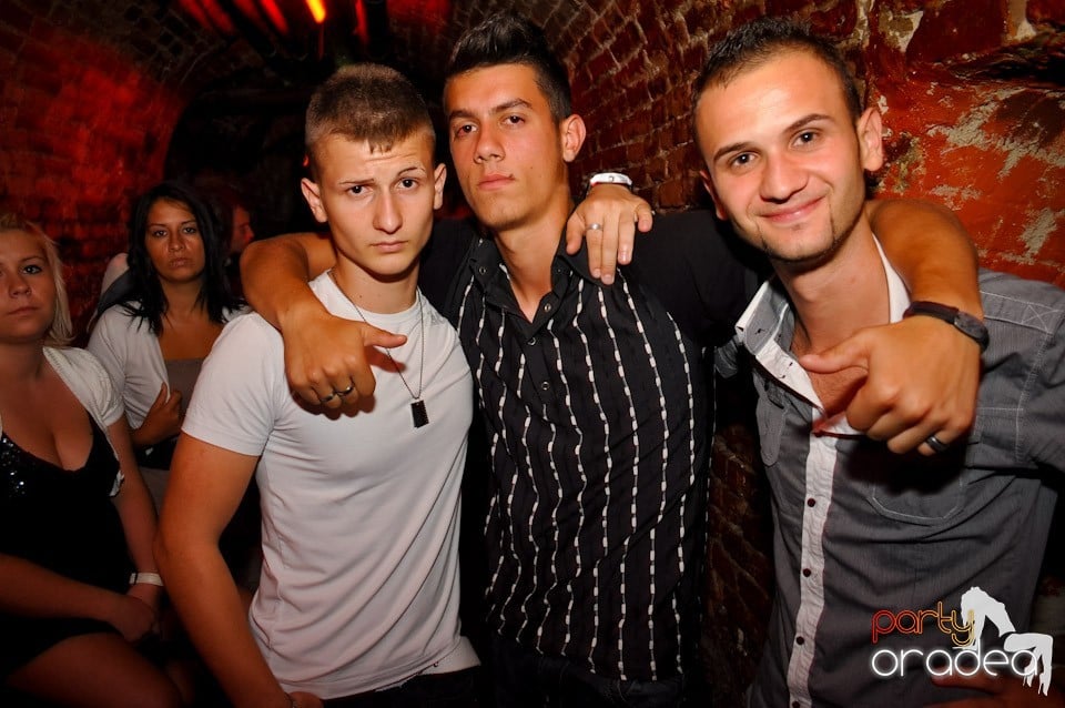 Sâmbătă noaptea în Club Escape,