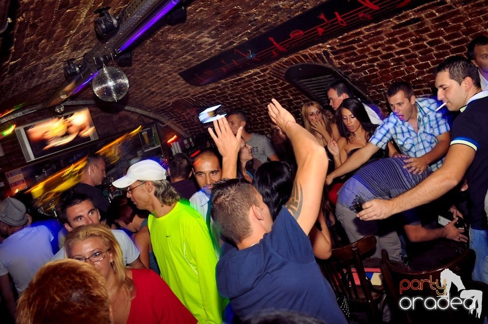 Sâmbătă noaptea în Club Escape,