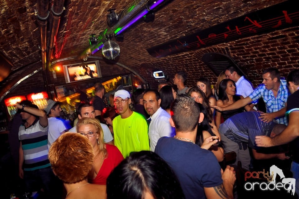 Sâmbătă noaptea în Club Escape,