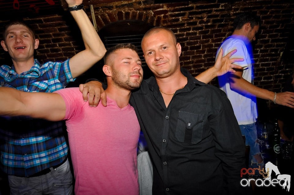 Sâmbătă noaptea în Club Escape,