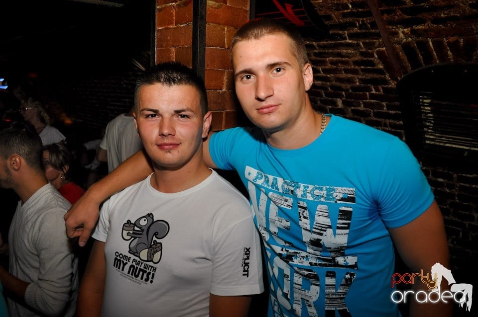 Sâmbătă noaptea în Club Escape,