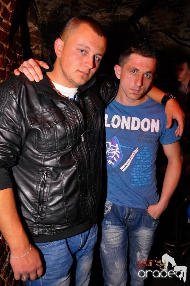 Sâmbătă noaptea în Club Escape,