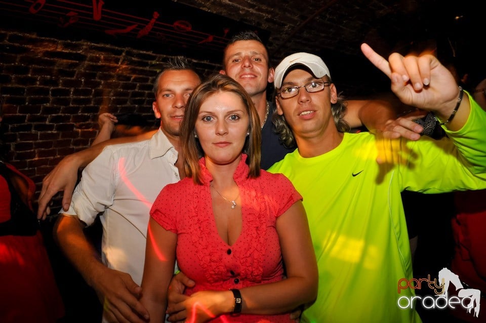 Sâmbătă noaptea în Club Escape,