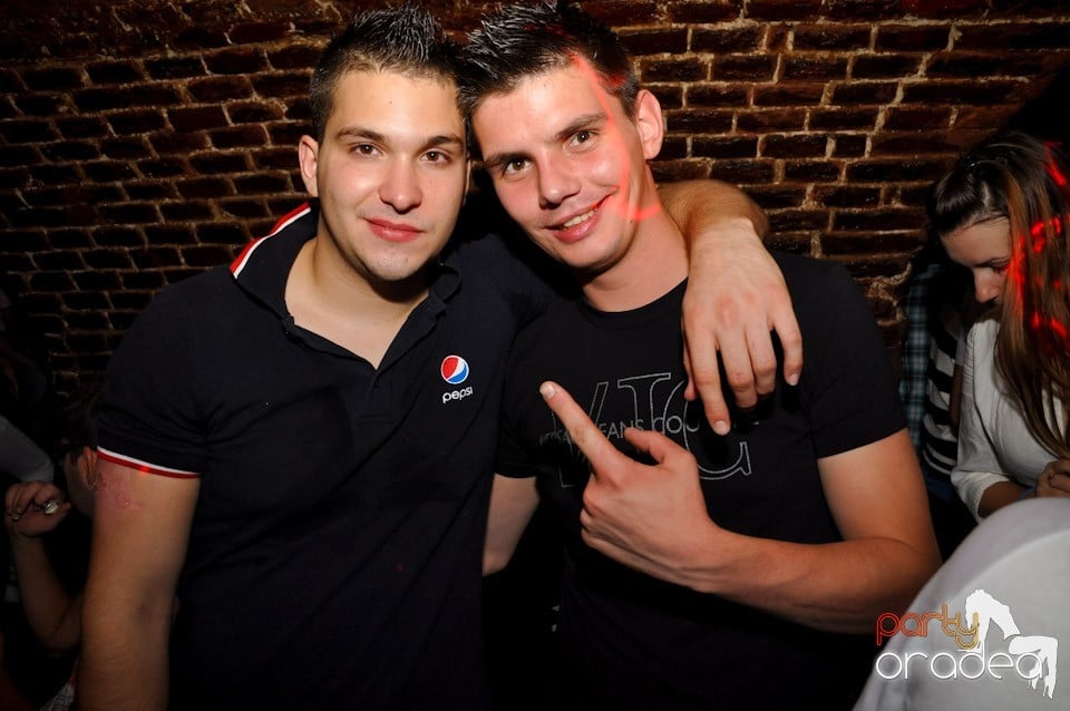 Sâmbătă noaptea în Club Escape,