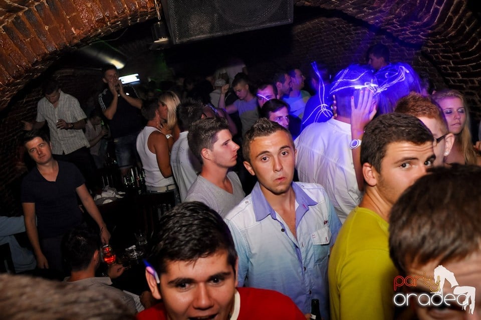 Sâmbătă noaptea în Club Escape,