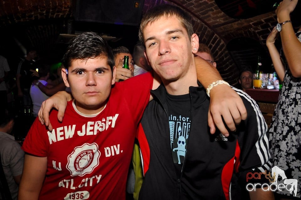 Sâmbătă noaptea în Club Escape,