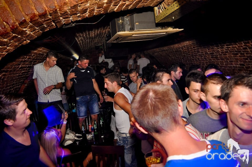 Sâmbătă noaptea în Club Escape,