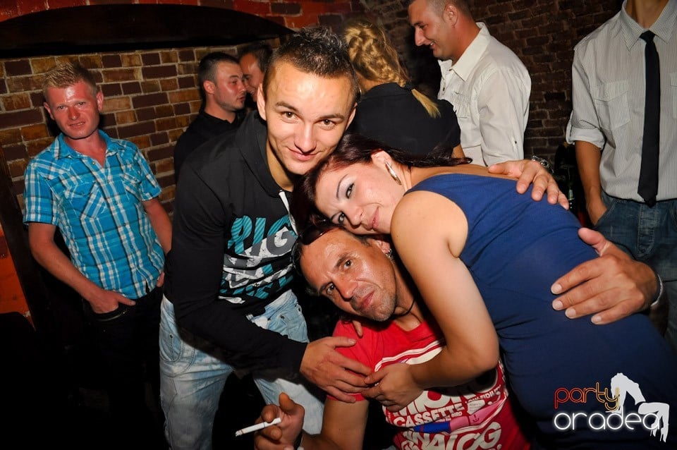 Sâmbătă noaptea în Club Escape,