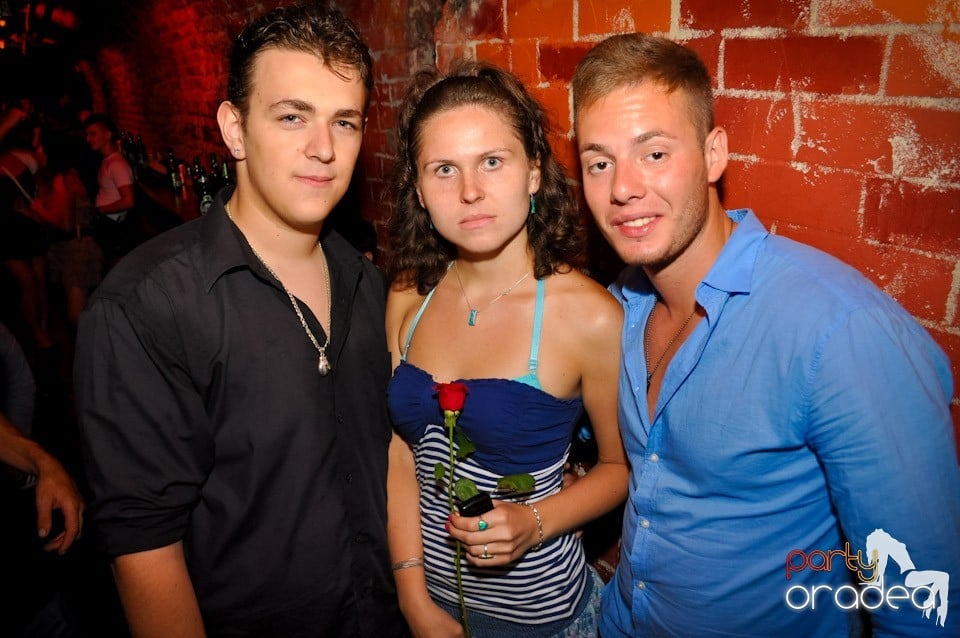 Sâmbătă noaptea în Club Escape,