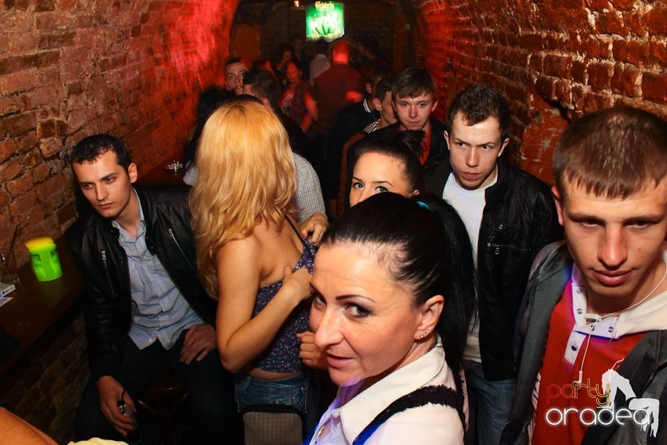 Sâmbătă noaptea în Club Escape,