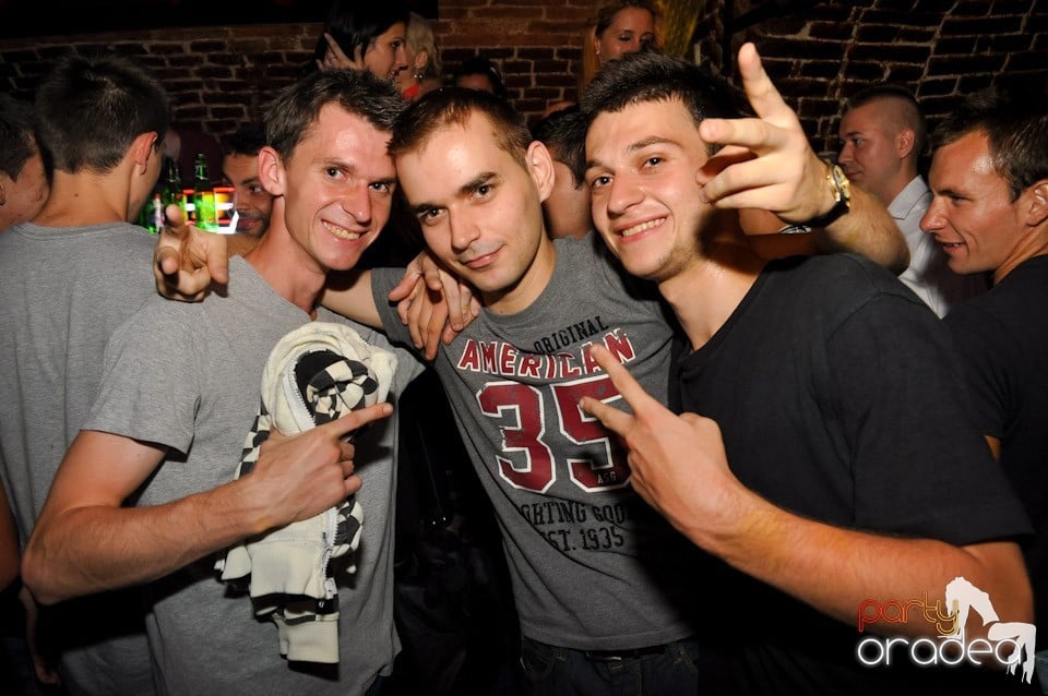 Sâmbătă noaptea în Club Escape,