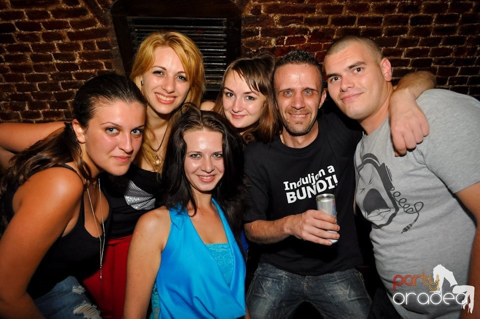 Sâmbătă noaptea în Club Escape,