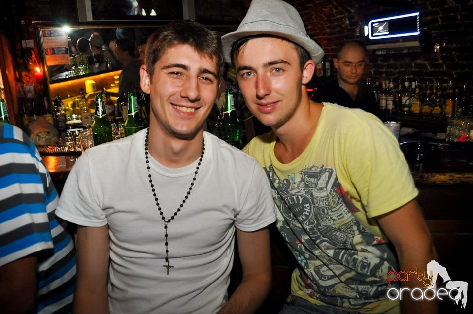Sâmbătă noaptea în Club Escape,