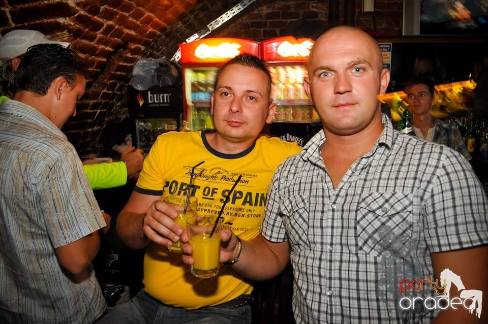 Sâmbătă noaptea în Club Escape,
