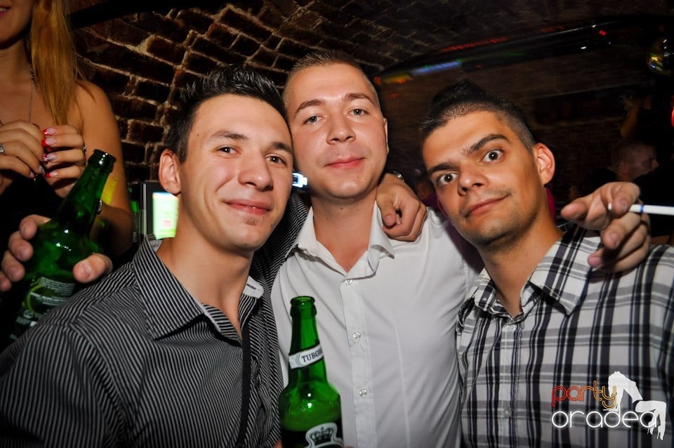 Sâmbătă noaptea în Club Escape,