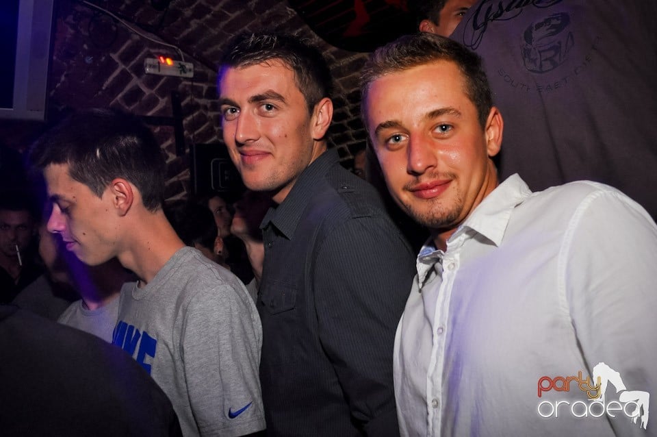 Sâmbătă noaptea în Club Escape,