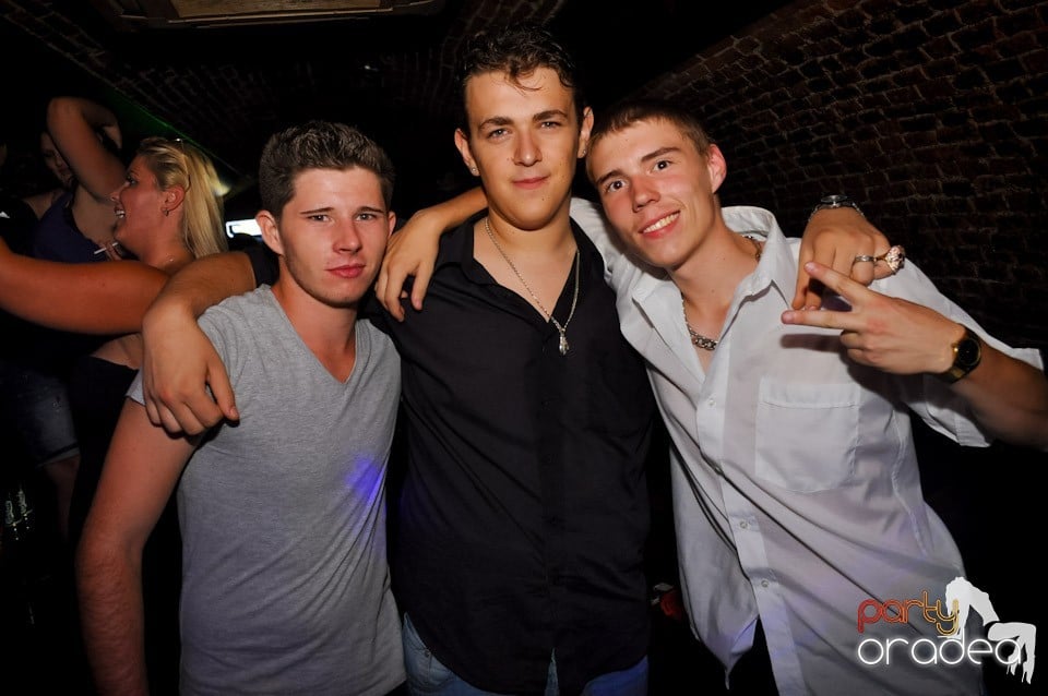 Sâmbătă noaptea în Club Escape,