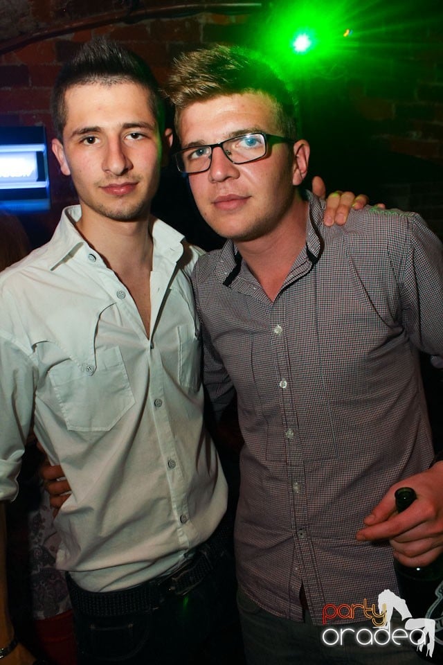 Sâmbătă noaptea în Club Escape,