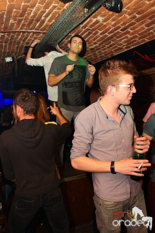 Sâmbătă noaptea în Club Escape,
