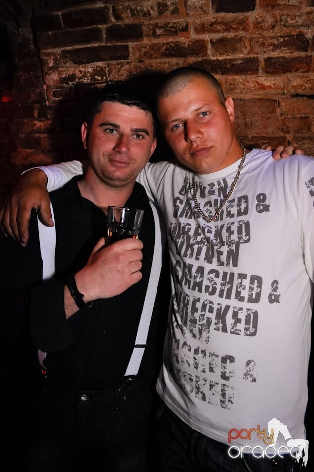 Sâmbătă noaptea în Club Escape,