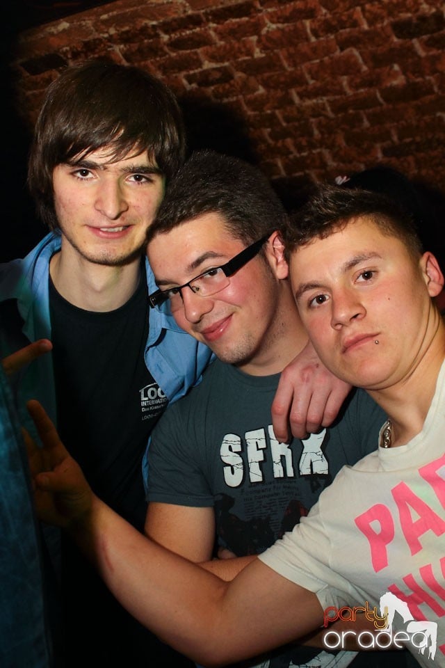 Sâmbătă noaptea în Club Escape,