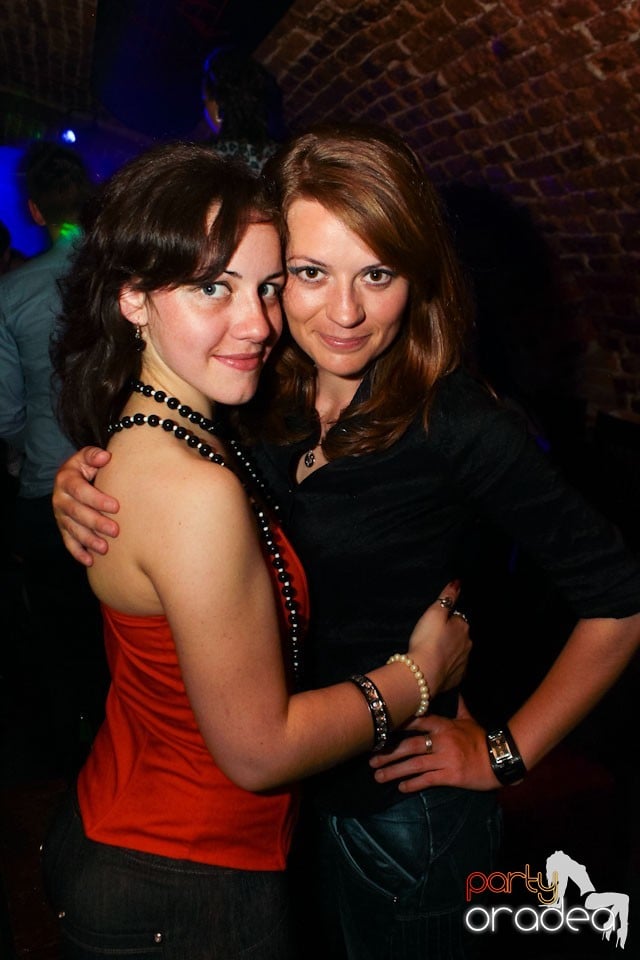 Sâmbătă noaptea în Club Escape,