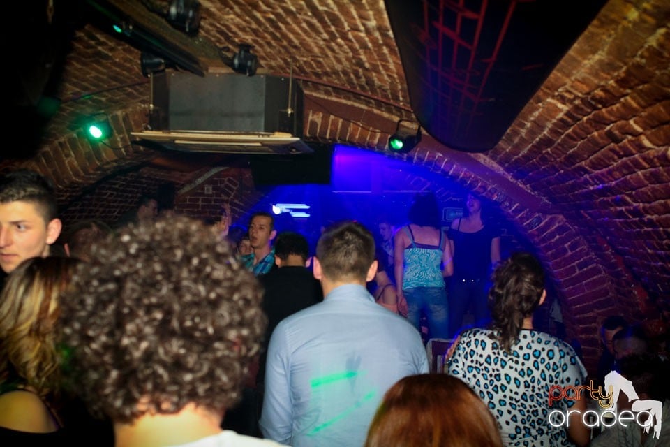 Sâmbătă noaptea în Club Escape,