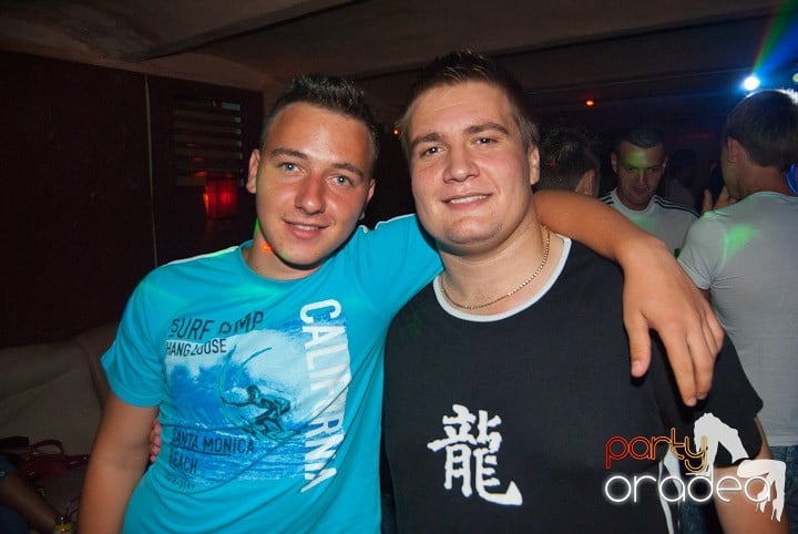 Sâmbătă noaptea în Club Seven, 