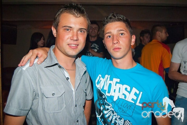 Sâmbătă noaptea în Club Seven, 