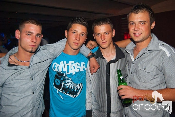 Sâmbătă noaptea în Club Seven, 