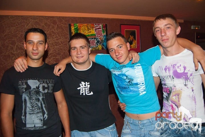 Sâmbătă noaptea în Club Seven, 