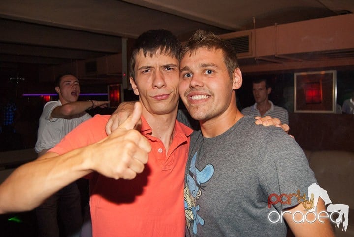 Sâmbătă noaptea în Club Seven, 