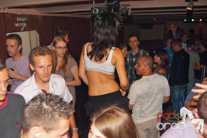 Sâmbătă noaptea în Club Seven, 