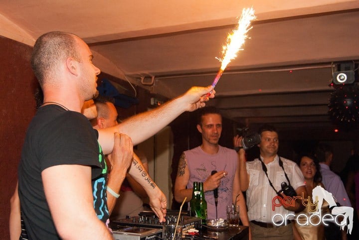 Sâmbătă noaptea în Club Seven, 