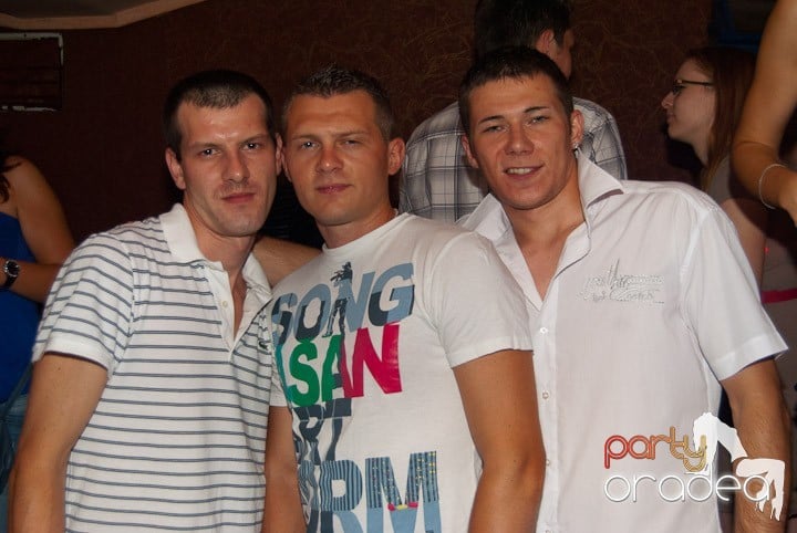 Sâmbătă noaptea în Club Seven, 