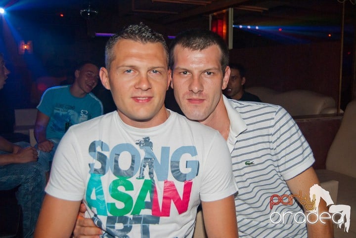 Sâmbătă noaptea în Club Seven, 