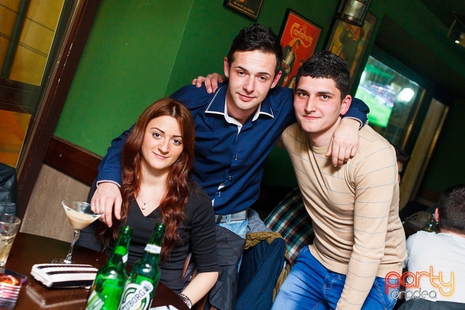 Sâmbătă noaptea în Green Pub, Green Pub