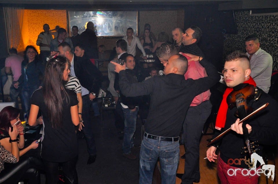 Sâmbătă petrecem în Club Life,