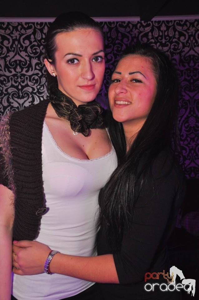 Sâmbătă petrecem în Club Life,