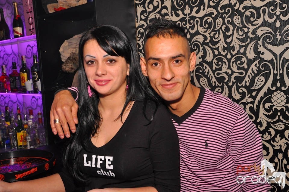 Sâmbătă petrecem în Club Life, 