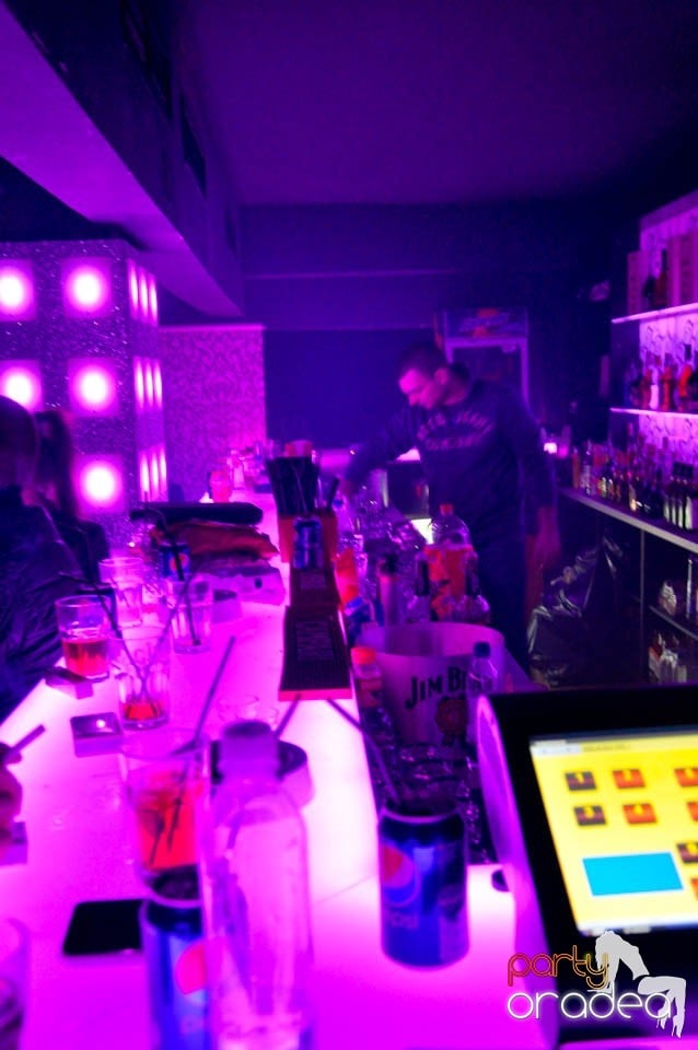 Sâmbătă petrecem în Club Life,