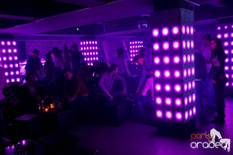 Sâmbătă petrecem în Club Life,