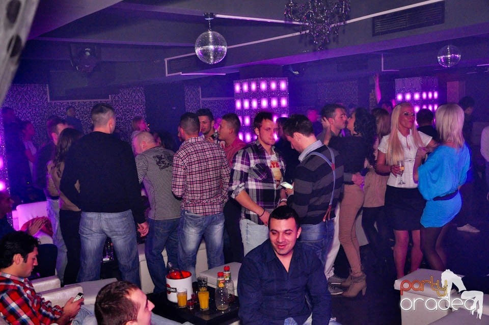 Sâmbătă petrecem în Club Life,