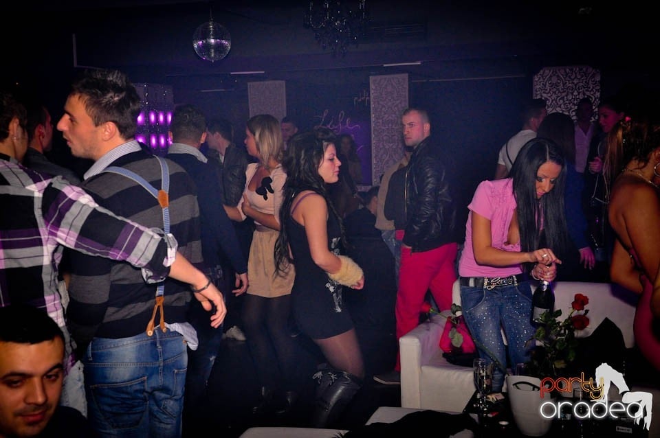Sâmbătă petrecem în Club Life,
