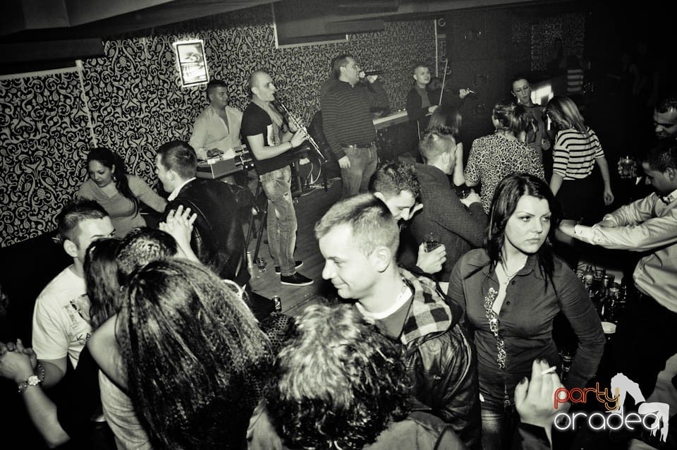 Sâmbătă petrecem în Club Life,
