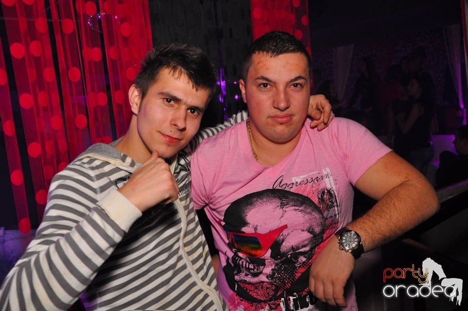 Sâmbătă petrecem în Club Life,