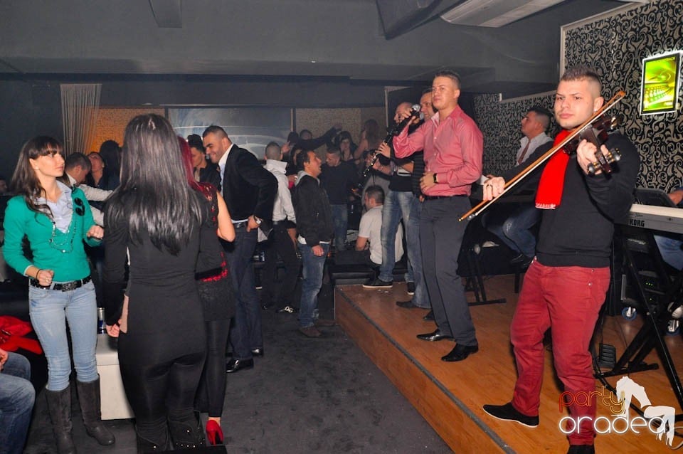 Sâmbătă petrecem în Club Life,
